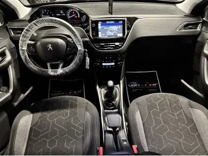 Compacte SUV met Panodak – Peugeot 2008 1.2i Benzine