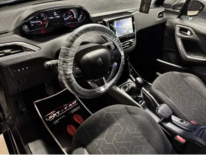 Compacte SUV met Panodak – Peugeot 2008 1.2i Benzine