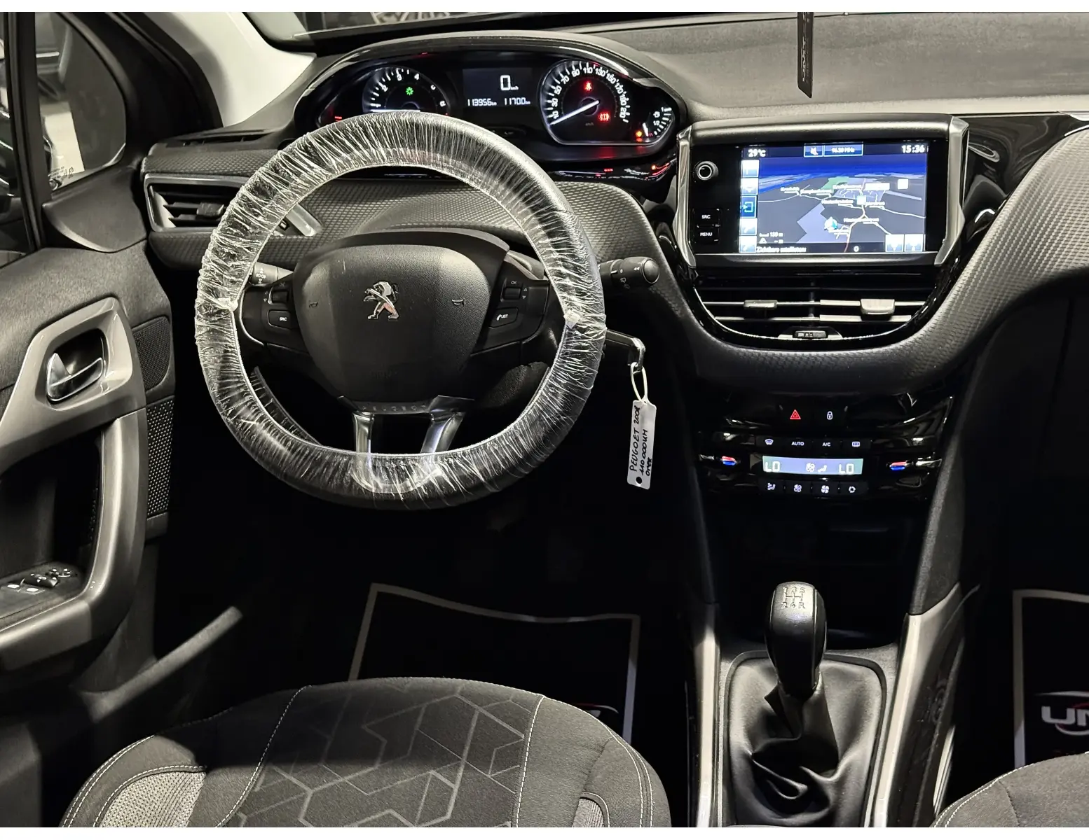 Compacte SUV met Panodak – Peugeot 2008 1.2i Benzine