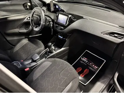 Compacte SUV met Panodak – Peugeot 2008 1.2i Benzine