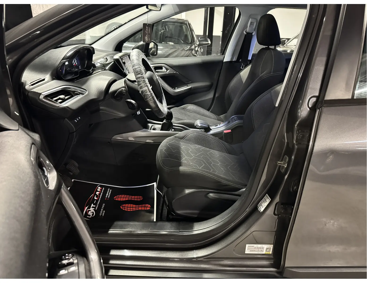 Compacte SUV met Panodak – Peugeot 2008 1.2i Benzine