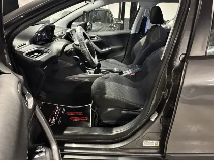 Compacte SUV met Panodak – Peugeot 2008 1.2i Benzine