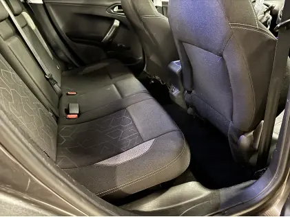 Compacte SUV met Panodak – Peugeot 2008 1.2i Benzine