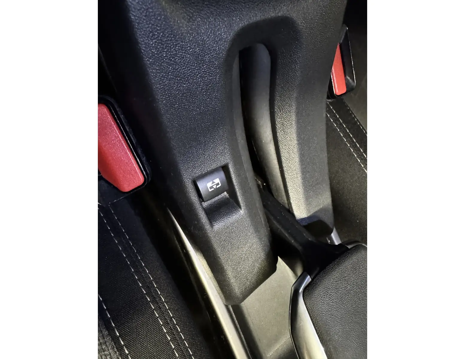 Compacte SUV met Panodak – Peugeot 2008 1.2i Benzine