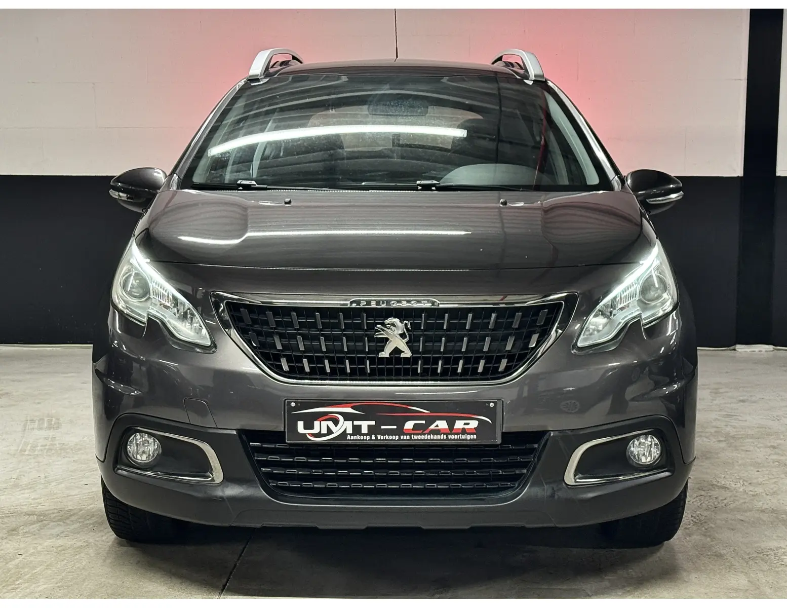 Compacte SUV met Panodak – Peugeot 2008 1.2i Benzine