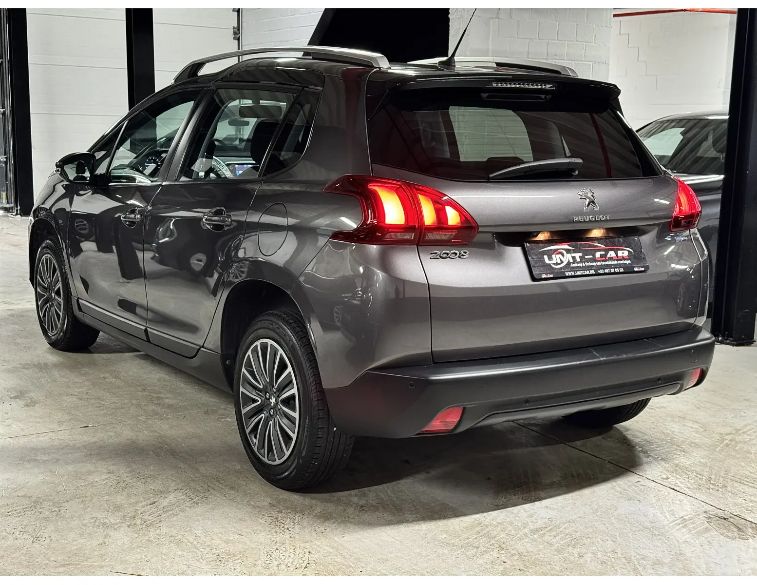 Compacte SUV met Panodak – Peugeot 2008 1.2i Benzine
