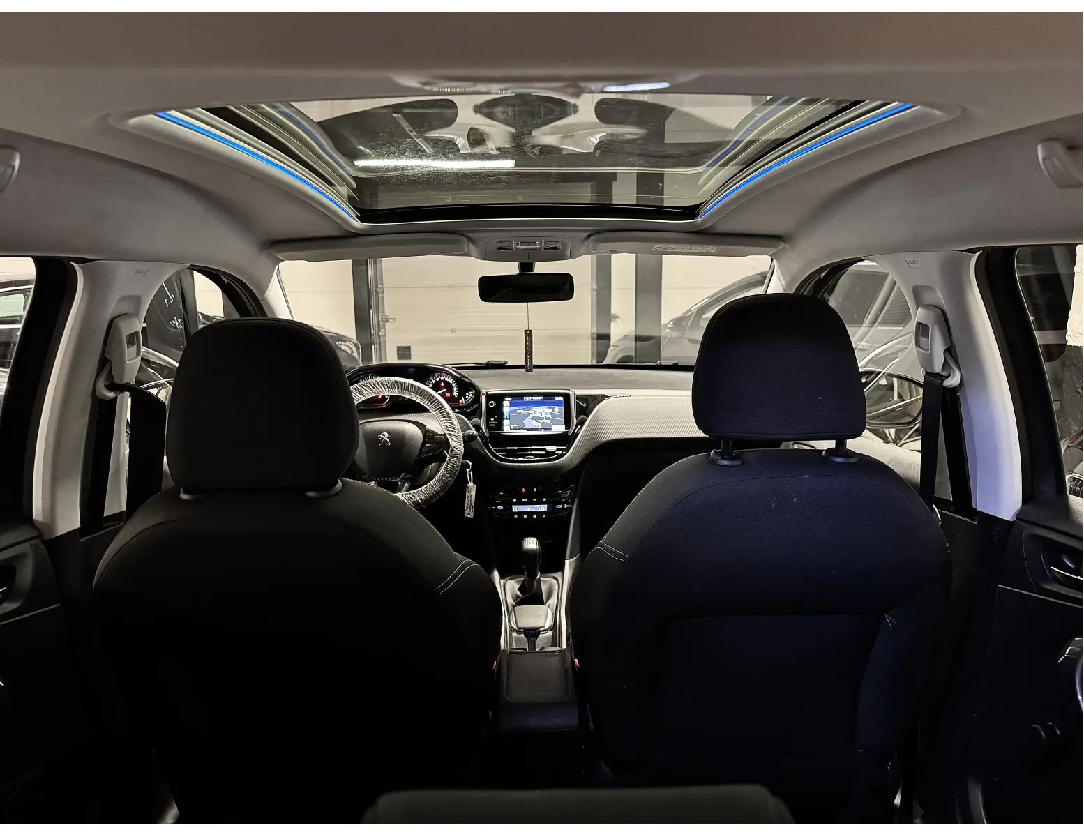 Compacte SUV met Panodak – Peugeot 2008 1.2i Benzine