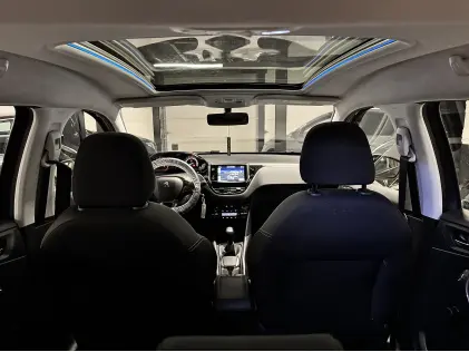 Compacte SUV met Panodak – Peugeot 2008 1.2i Benzine