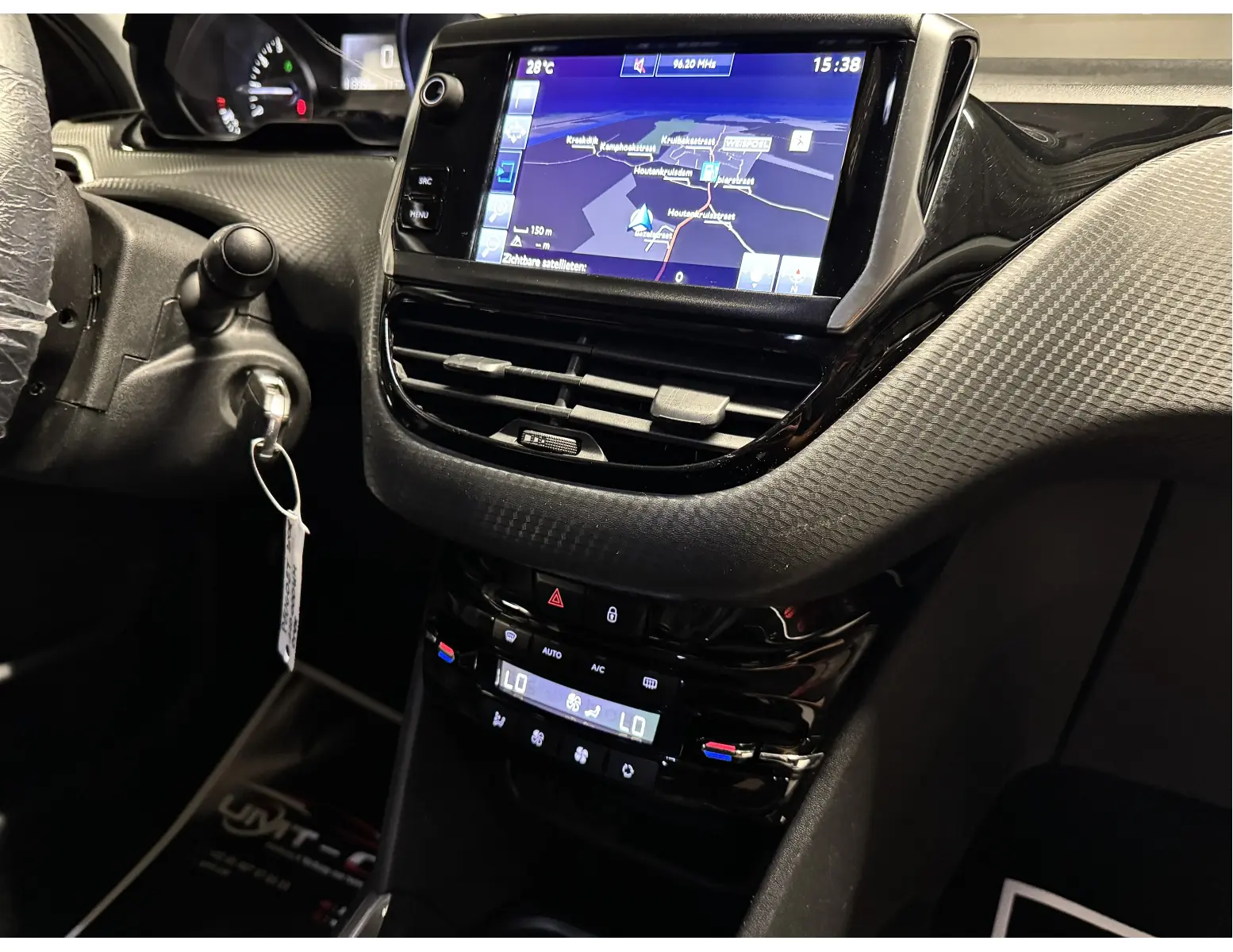 Compacte SUV met Panodak – Peugeot 2008 1.2i Benzine