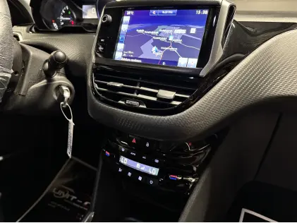 Compacte SUV met Panodak – Peugeot 2008 1.2i Benzine