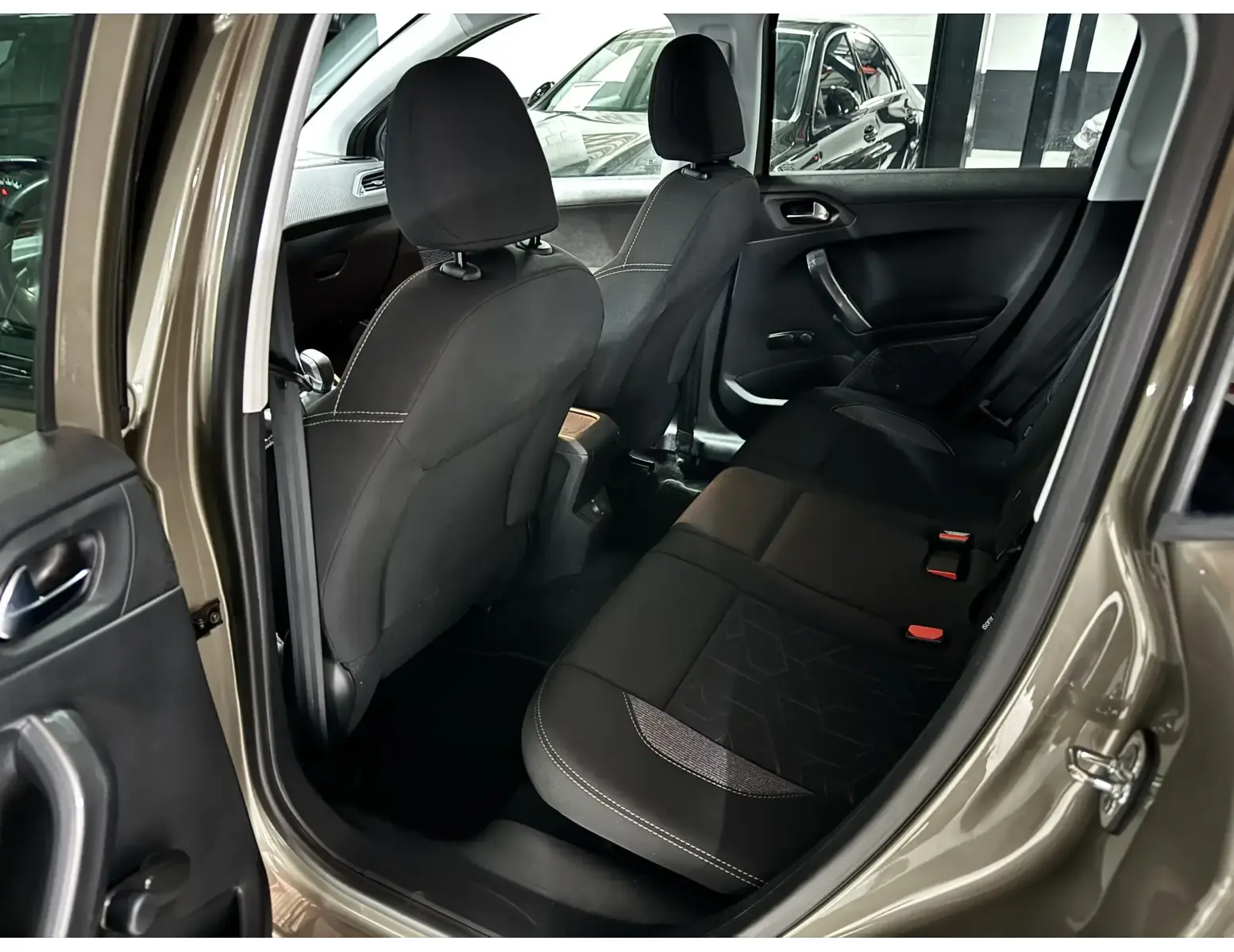 Zeldzame Beige Peugeot 2008 | 1.2i PureTech | 2017 ✅